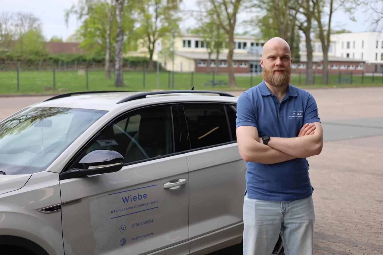 Kfz-Gutachter Alex Wiebe vor einem Fahrzeug in Minden – Vor-Ort-Begutachtung