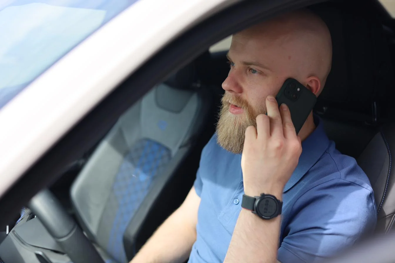 Kfz-Gutachter Alex Wiebe telefoniert im Fahrzeug mit einem Kunden – Rückruf nach Unfall in Minden